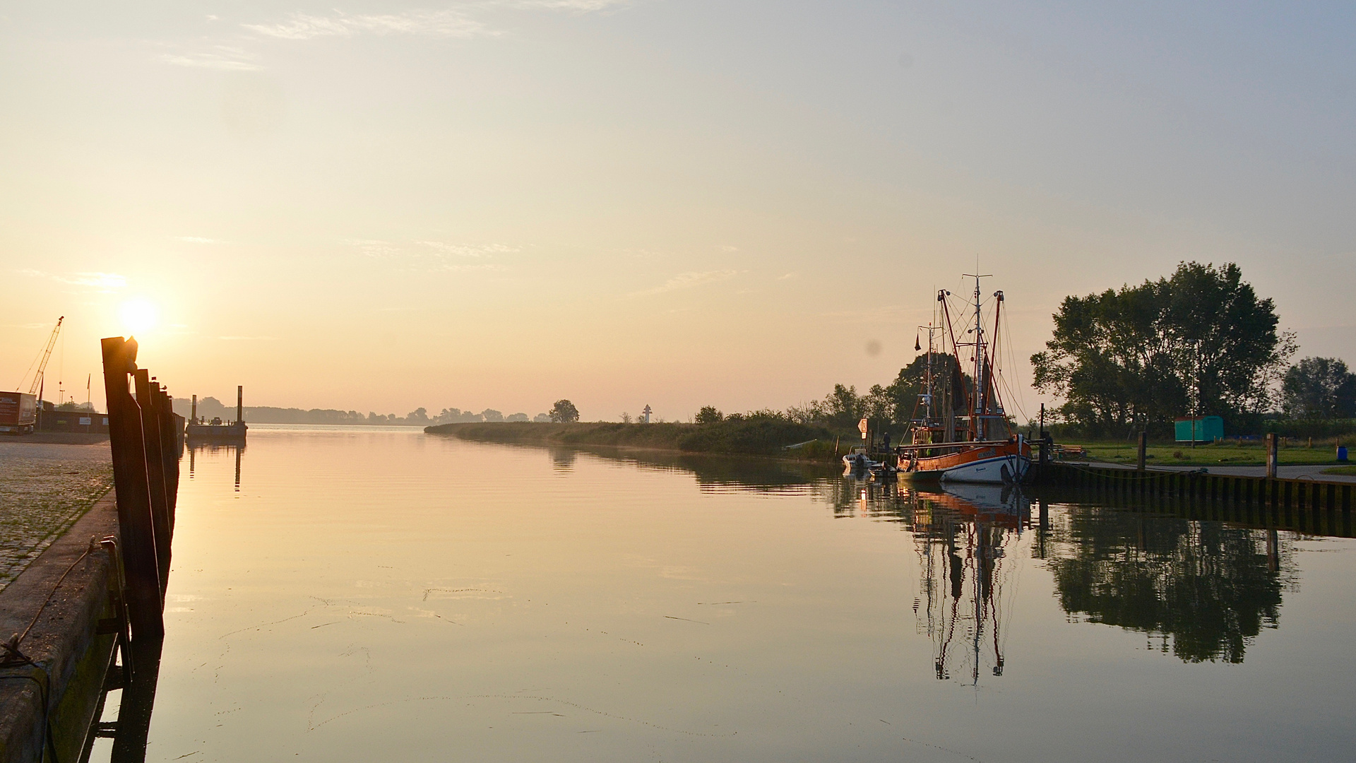 Sonnenaufgang im Hafen von Großensiel