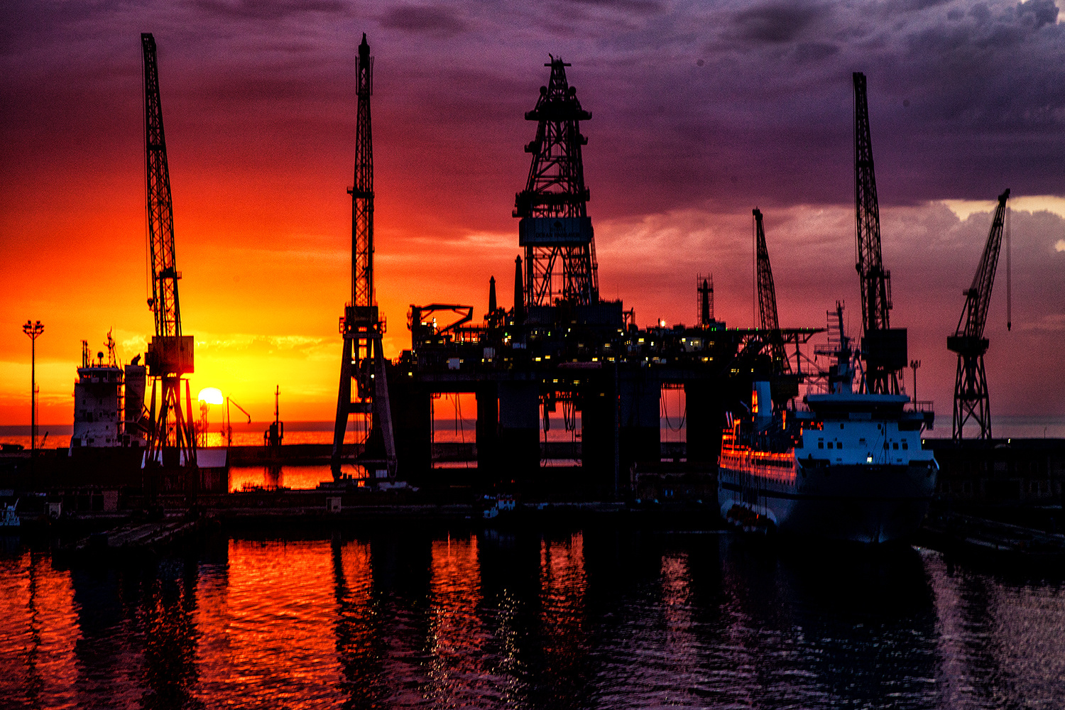 Sonnenaufgang im Hafen von  Palermo