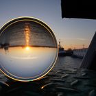 Sonnenaufgang im Hafen von Rostock gekugelt