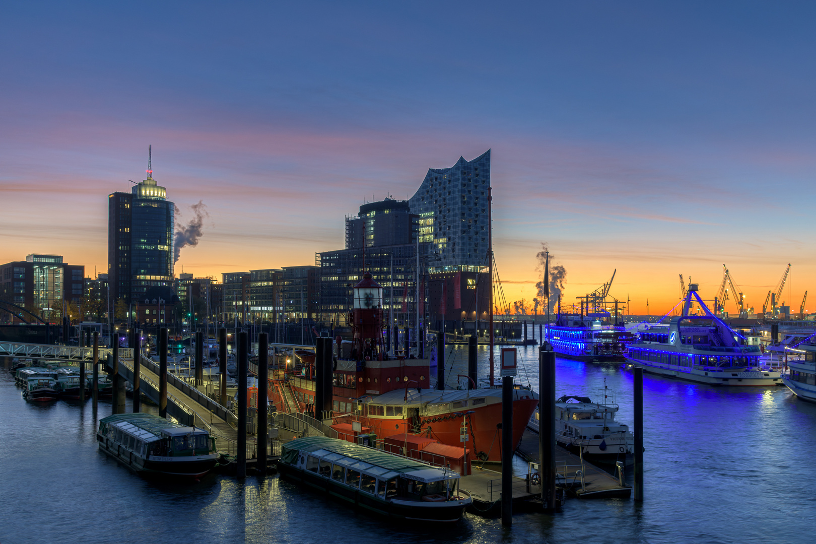 Sonnenaufgang im Hamburger Hafen 1