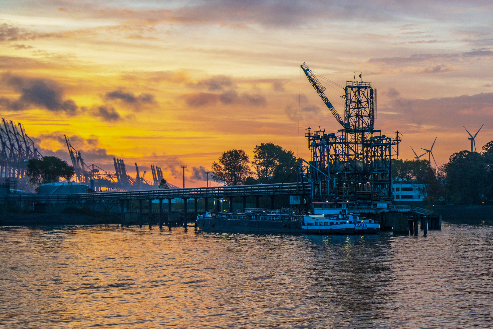 Sonnenaufgang im Hamburger Hafen - 1