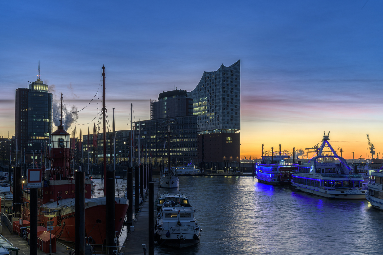 Sonnenaufgang im Hamburger Hafen 2