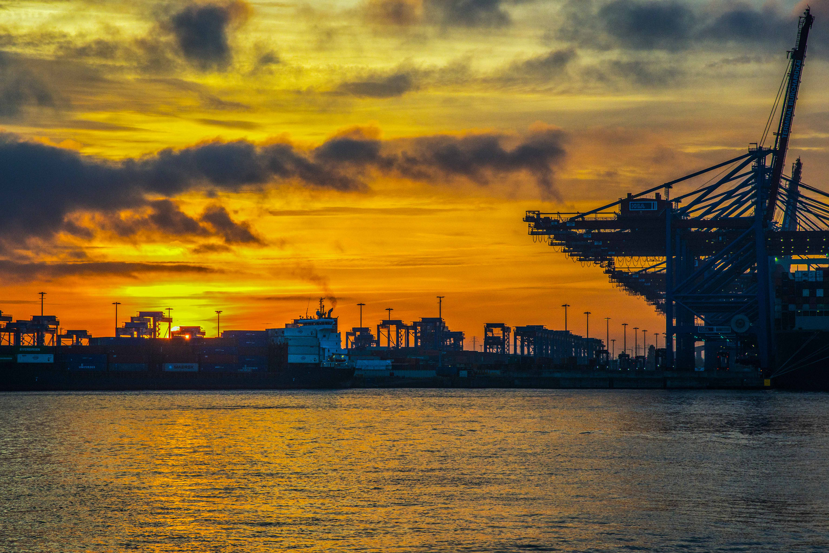 Sonnenaufgang im Hamburger Hafen - 2