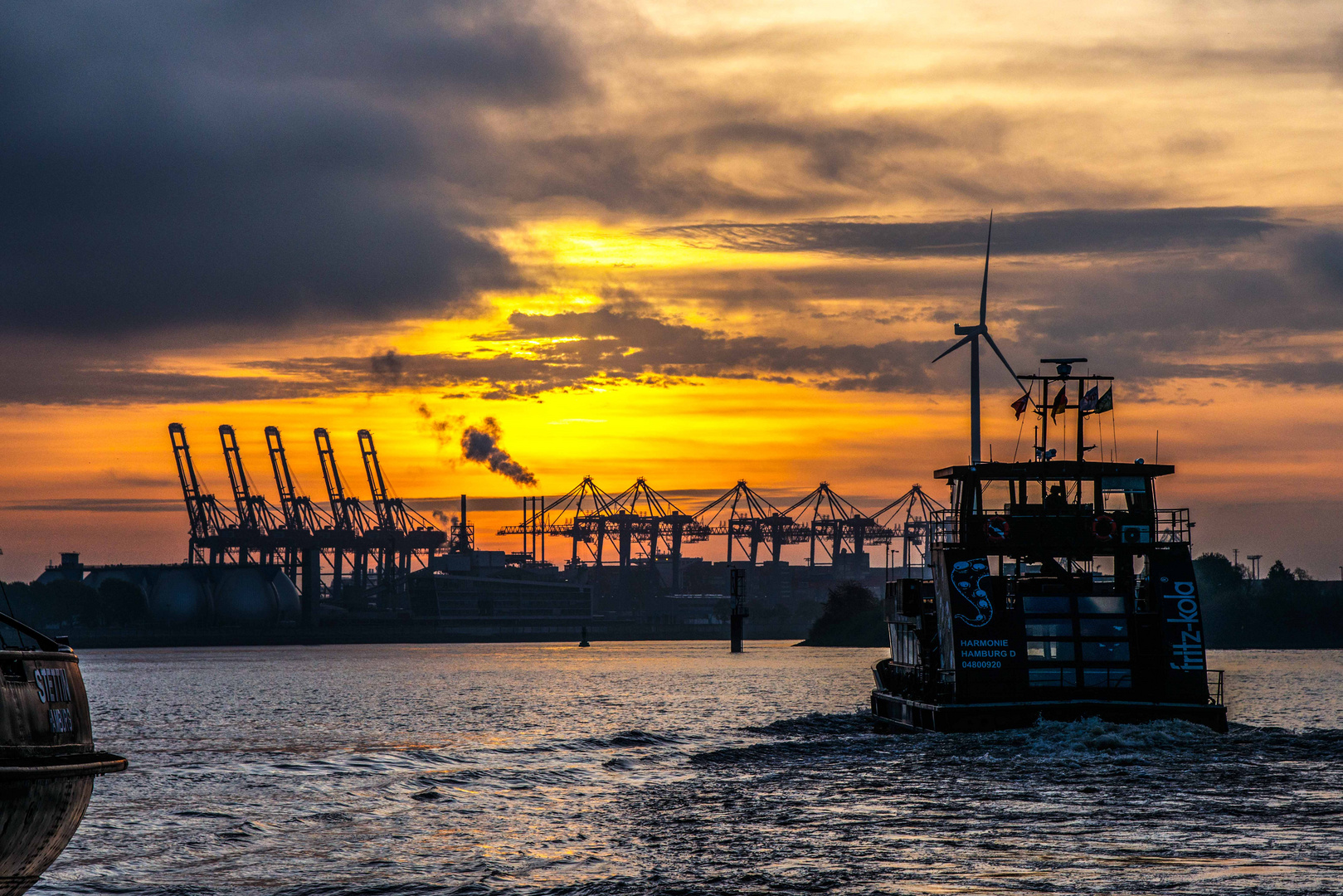 Sonnenaufgang im Hamburger Hafen - 3