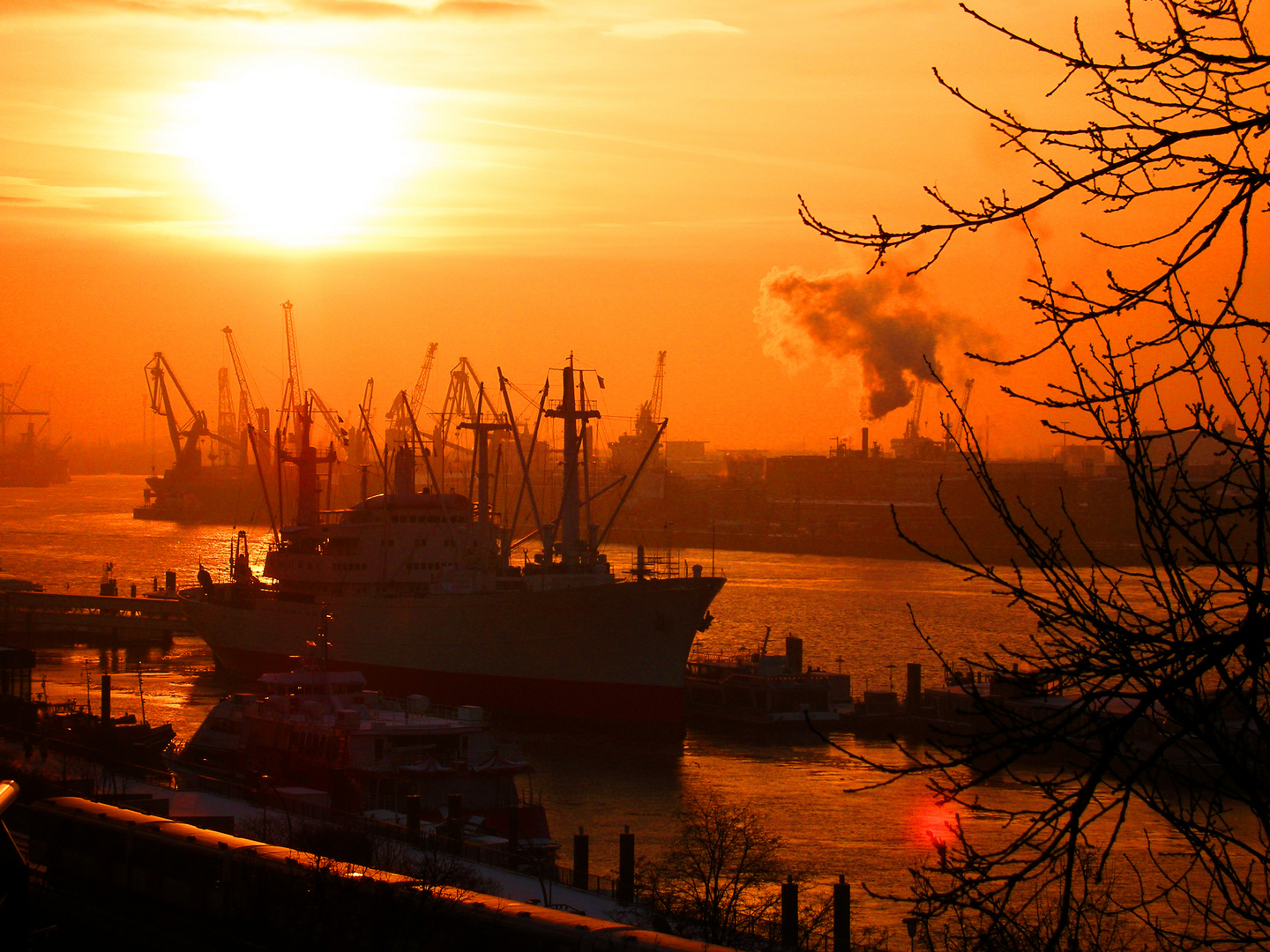 Sonnenaufgang im Hamburger Hafen