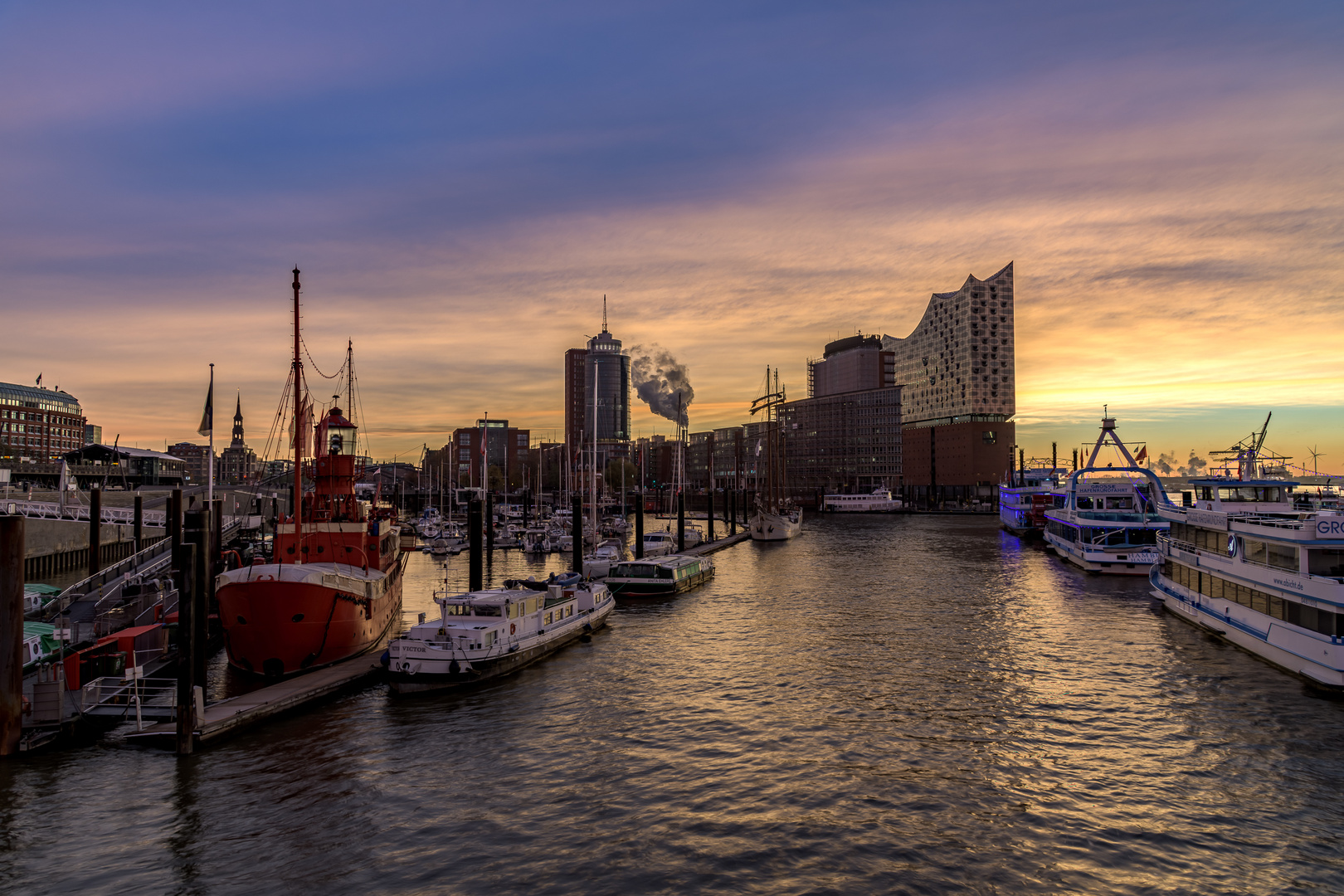 Sonnenaufgang im Hamburger Hafen 4