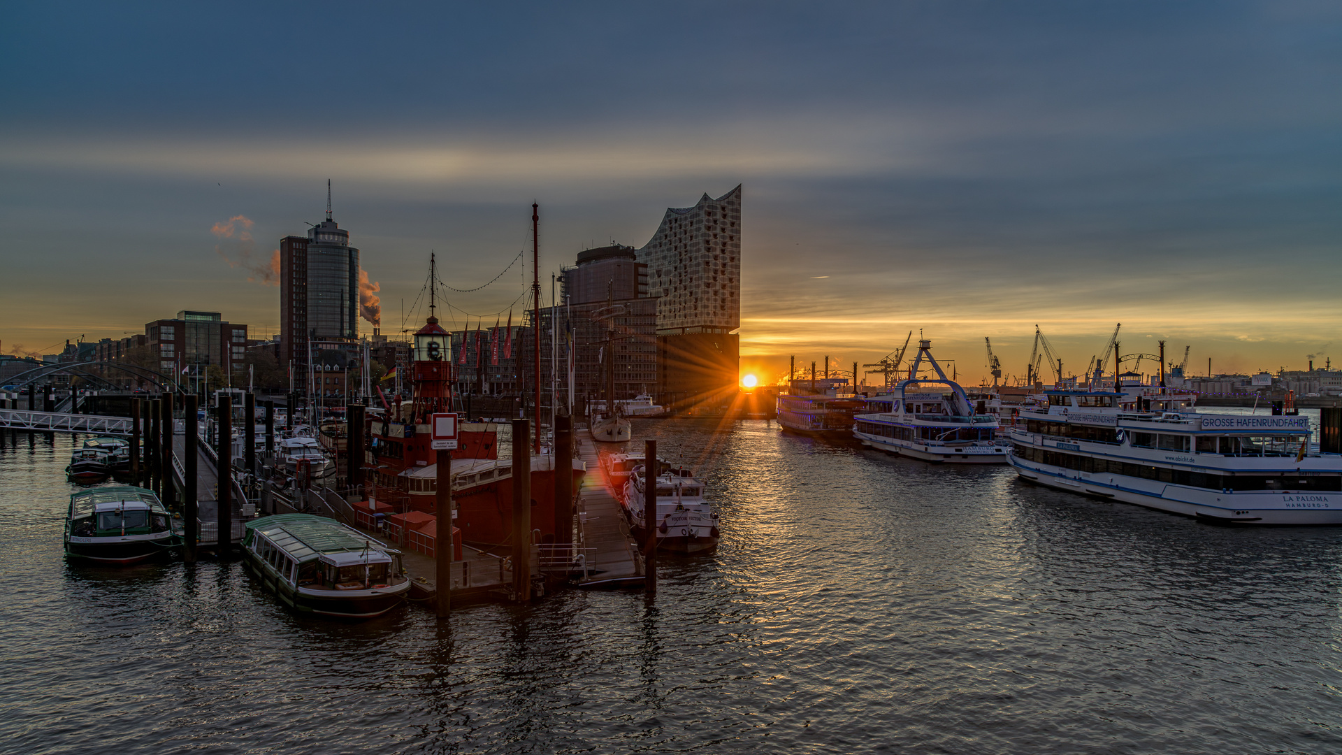 Sonnenaufgang im Hamburger Hafen 7