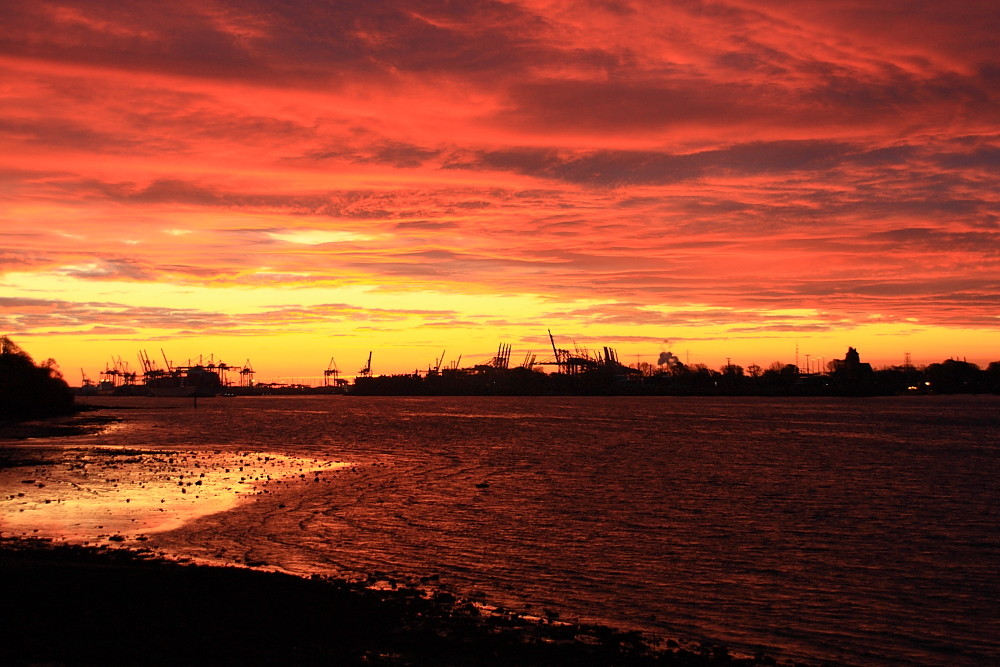 Sonnenaufgang im Hamburger Hafen