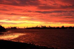 Sonnenaufgang im Hamburger Hafen