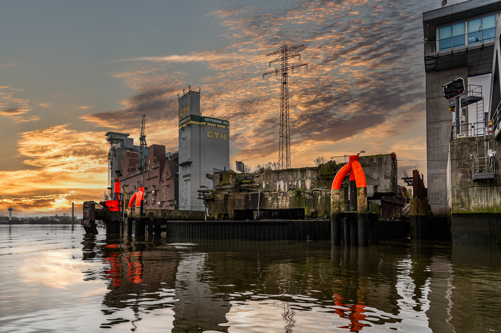 Sonnenaufgang im Hamburger Hafen