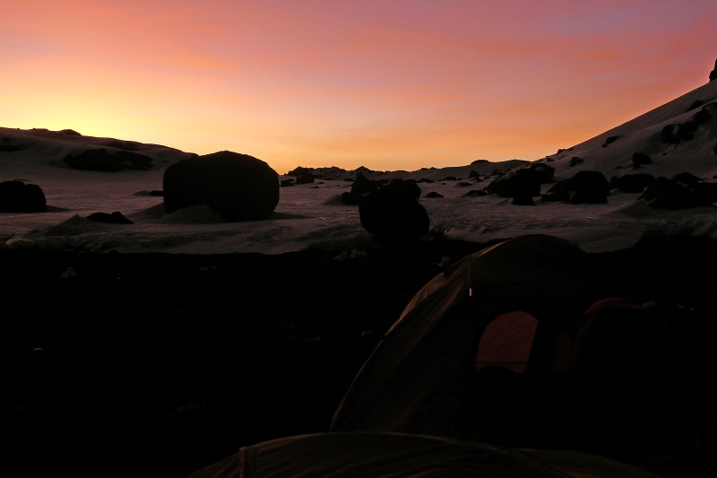 Sonnenaufgang im Kili Krater auf 5700 Meter Höhe