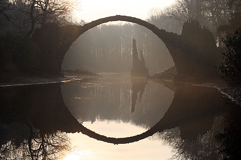 Sonnenaufgang im Kromlauer Park - Rakotzbrücke