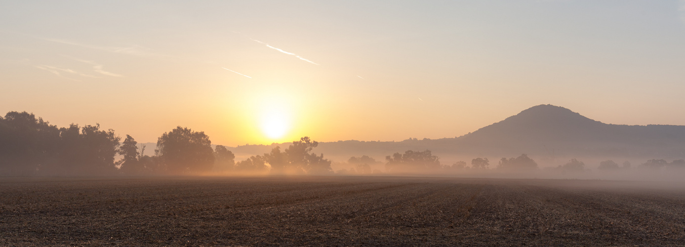 Sonnenaufgang im Morgennebel