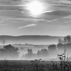 Sonnenaufgang im Morgennebel in sw