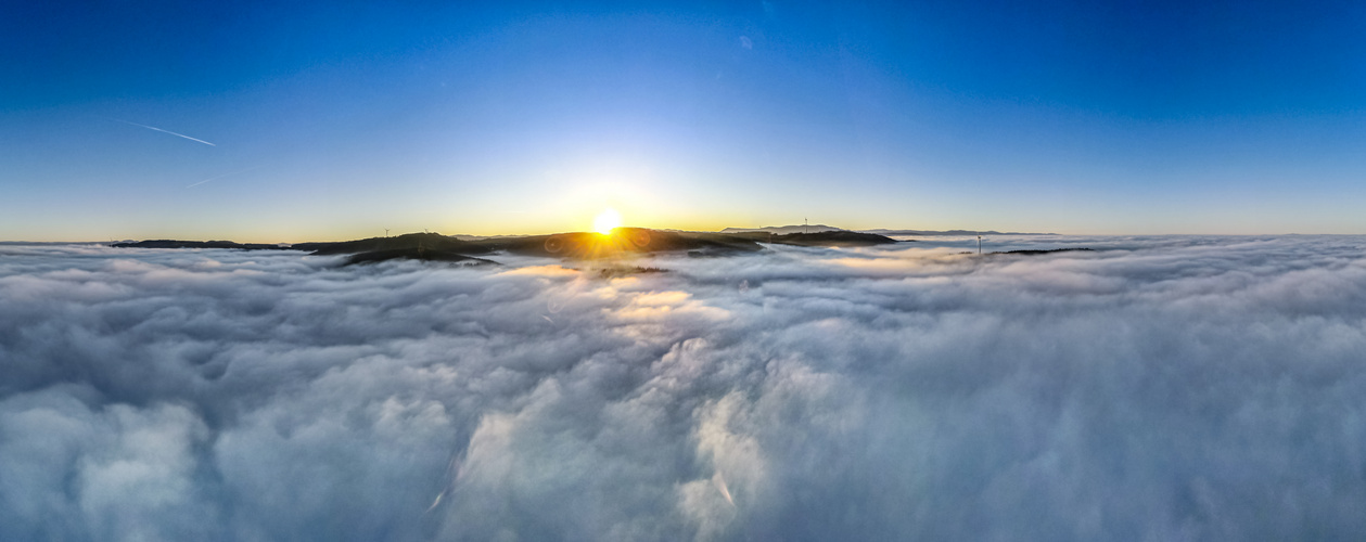 Sonnenaufgang im Nebelland 