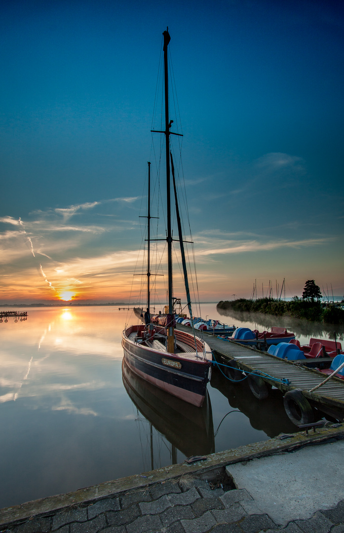 Sonnenaufgang im  Olgahafen mit Segelschiff (Dümmer See)