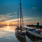 Sonnenaufgang im  Olgahafen mit Segelschiff (Dümmer See)