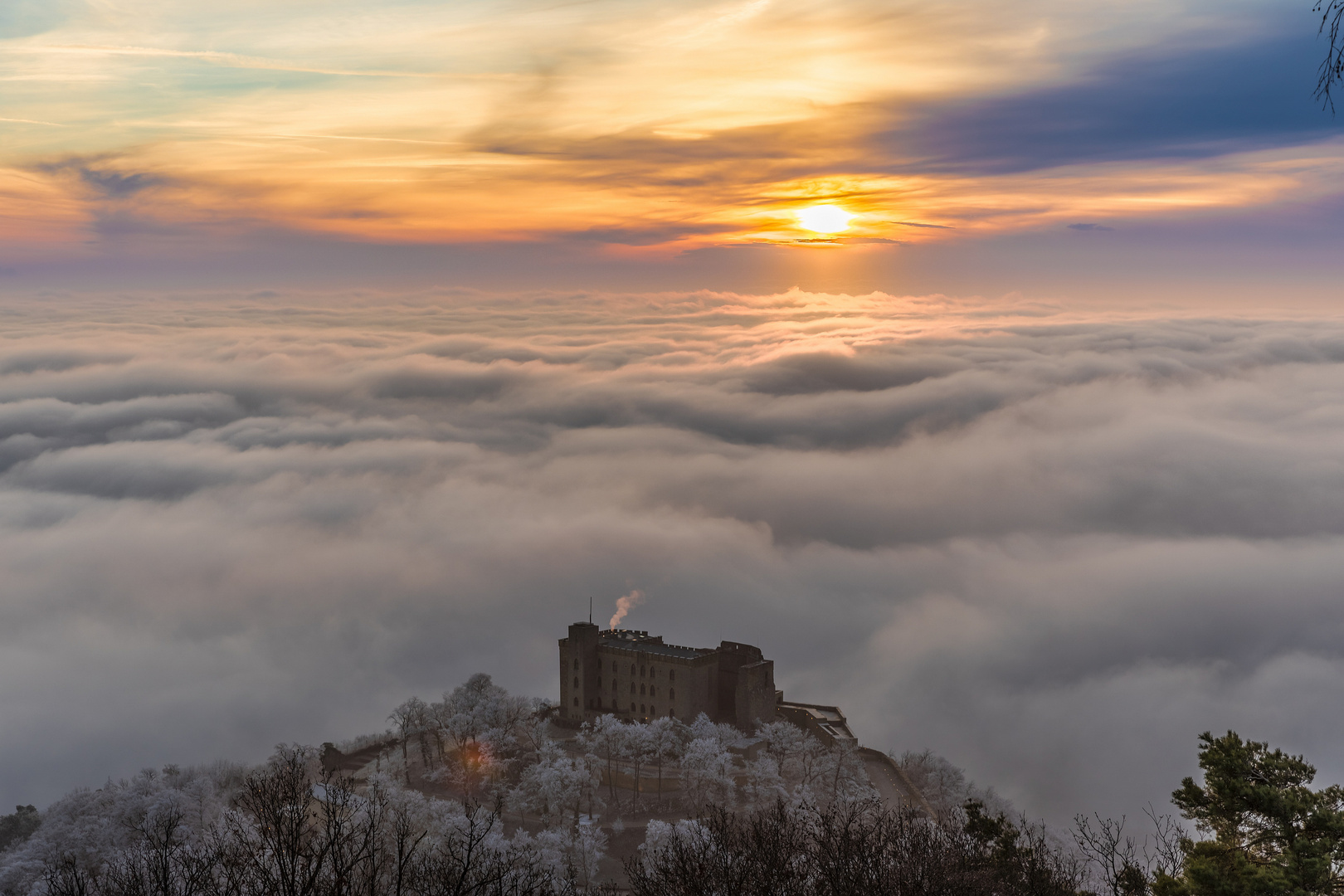 Sonnenaufgang im Reich des Nebels