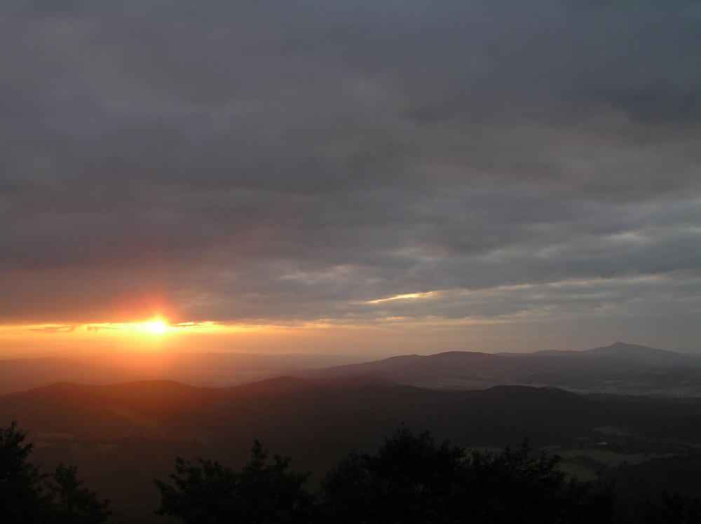 Sonnenaufgang im September über dem Isergebirge