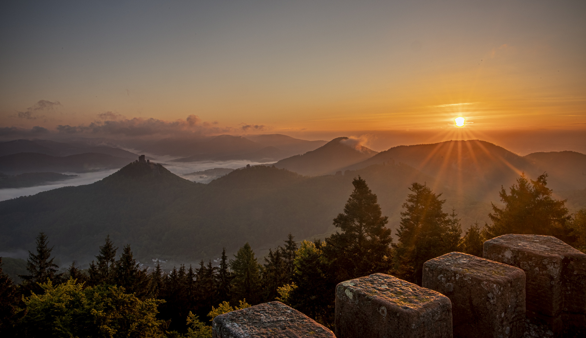 Sonnenaufgang im Trifelsland...