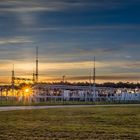 Sonnenaufgang im Widerspruch zwischen Natur und Technik