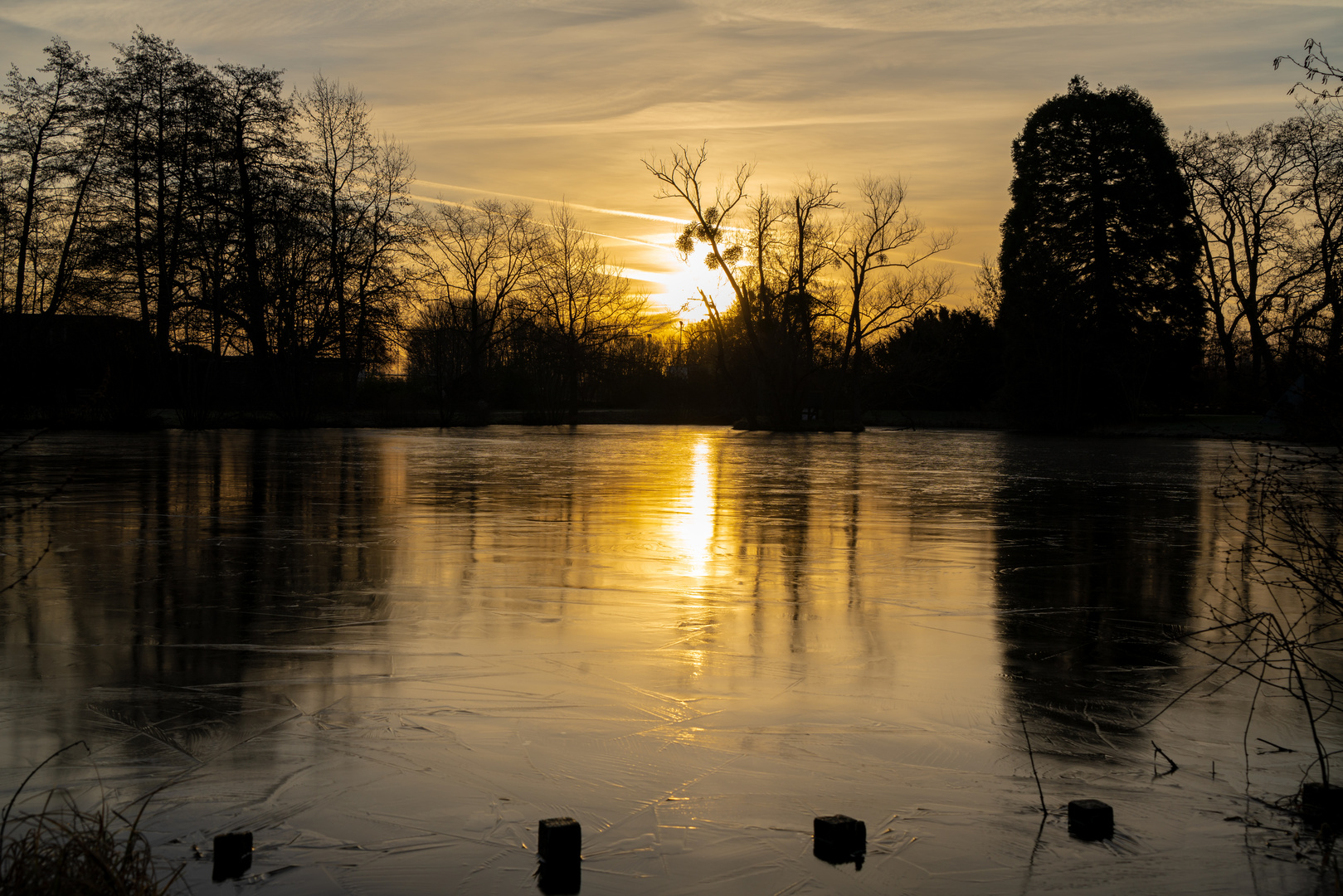 Sonnenaufgang im Winter am See