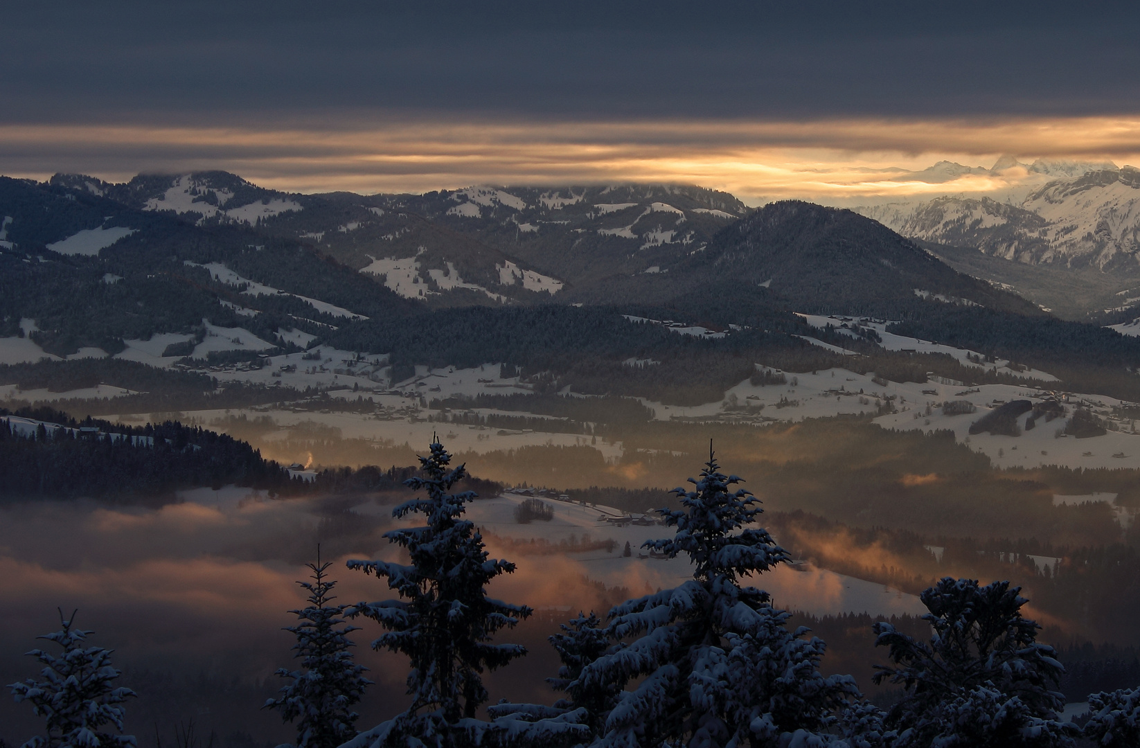 Sonnenaufgang im Winter auf dem Pfänder