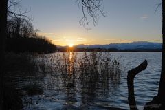 Sonnenaufgang im Winter über dem Greifensee