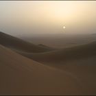 Sonnenaufgang im Wüstendunst