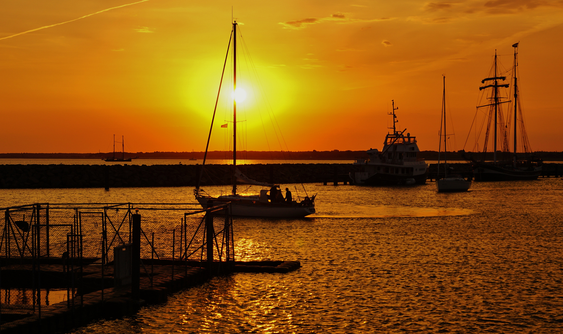Sonnenaufgang im Yachthafen