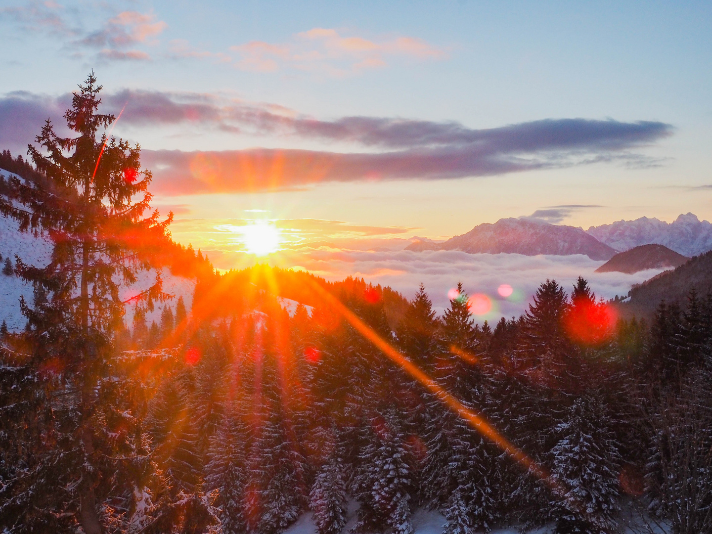 Sonnenaufgang in den Bergen 