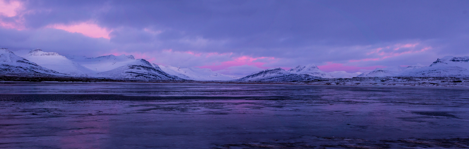 Sonnenaufgang in den Bergen Islands