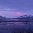 Sonnenaufgang in den Bergen Islands