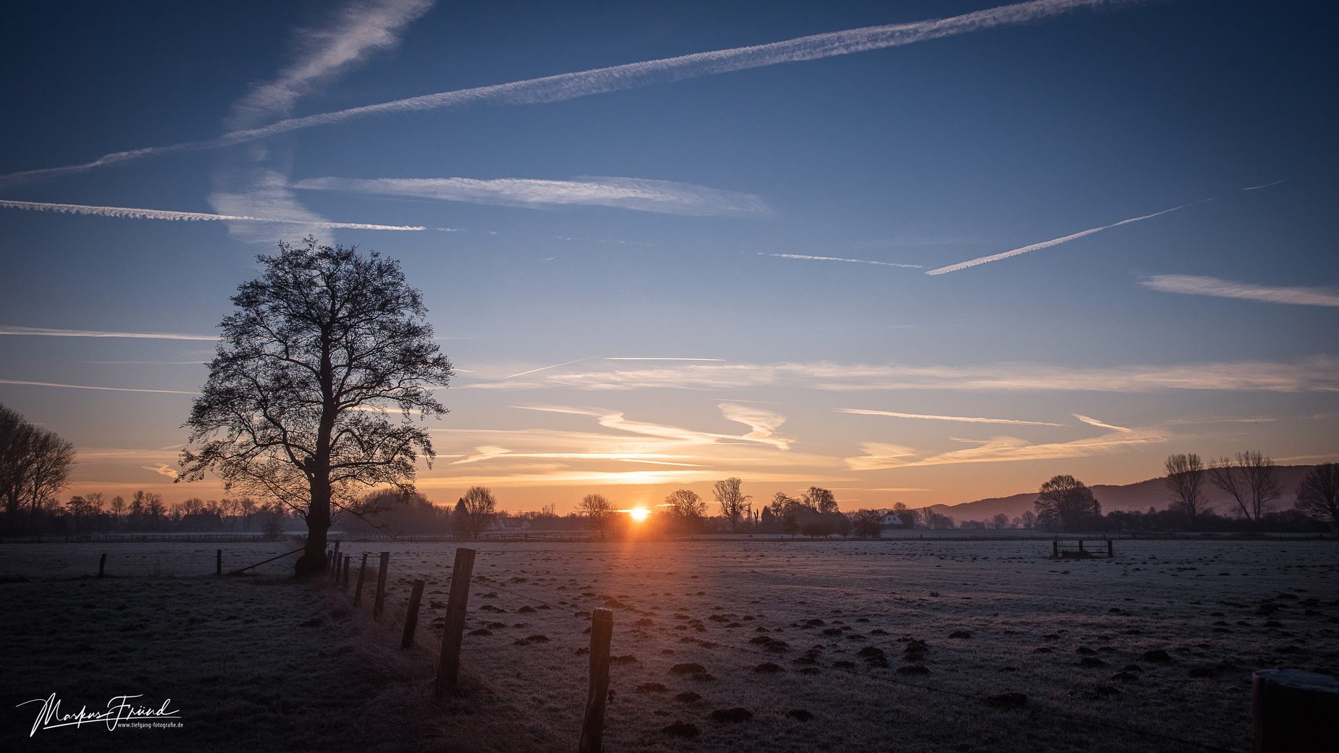 Sonnenaufgang in den Feldern