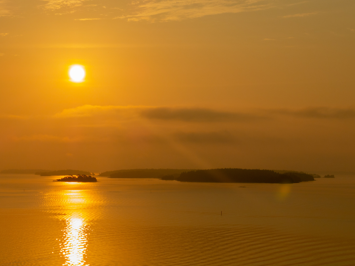 Sonnenaufgang in den Schären vor Stockholm