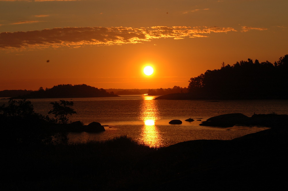 Sonnenaufgang in den Schären vor Stockholm