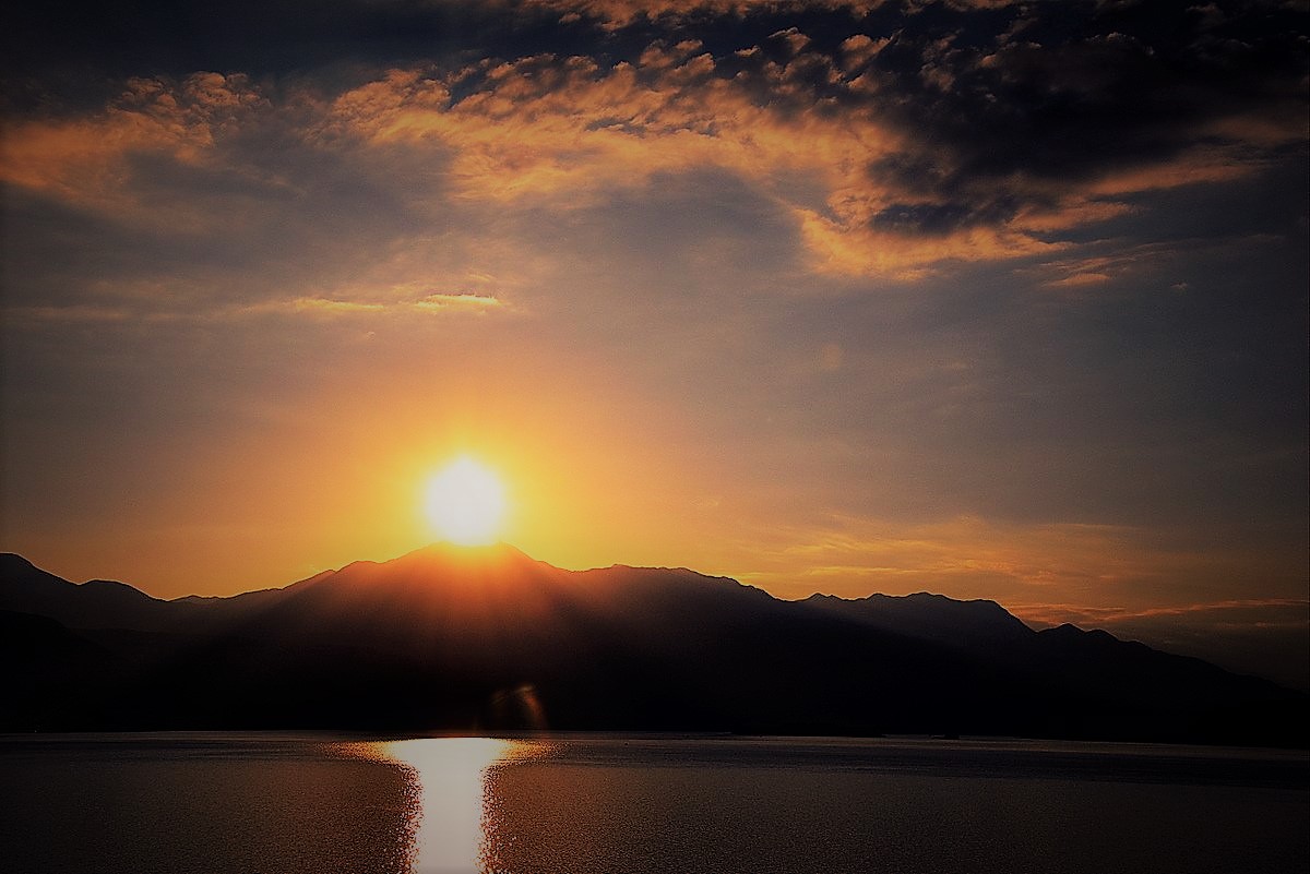 ... Sonnenaufgang in der Bucht von Kotor ...