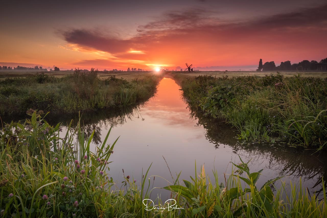 Sonnenaufgang in der Gemeinde Zaanstad-NL