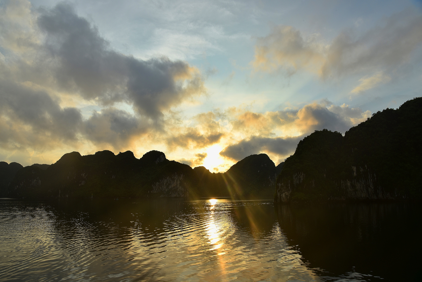 Sonnenaufgang in der Halong Bucht 01