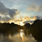 Sonnenaufgang in der Halong Bucht 01