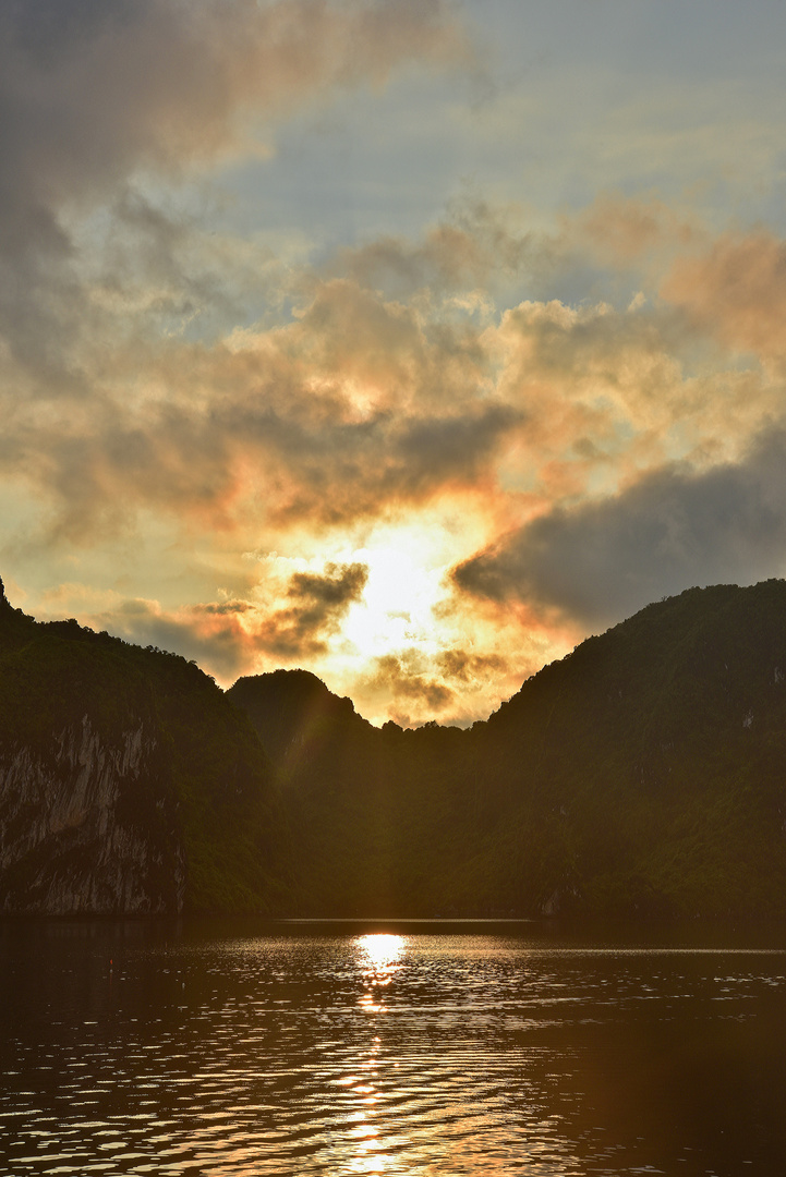 Sonnenaufgang in der Halong Bucht 02