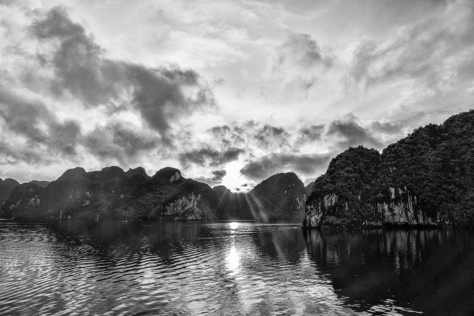 Sonnenaufgang in der Halong Bucht 03