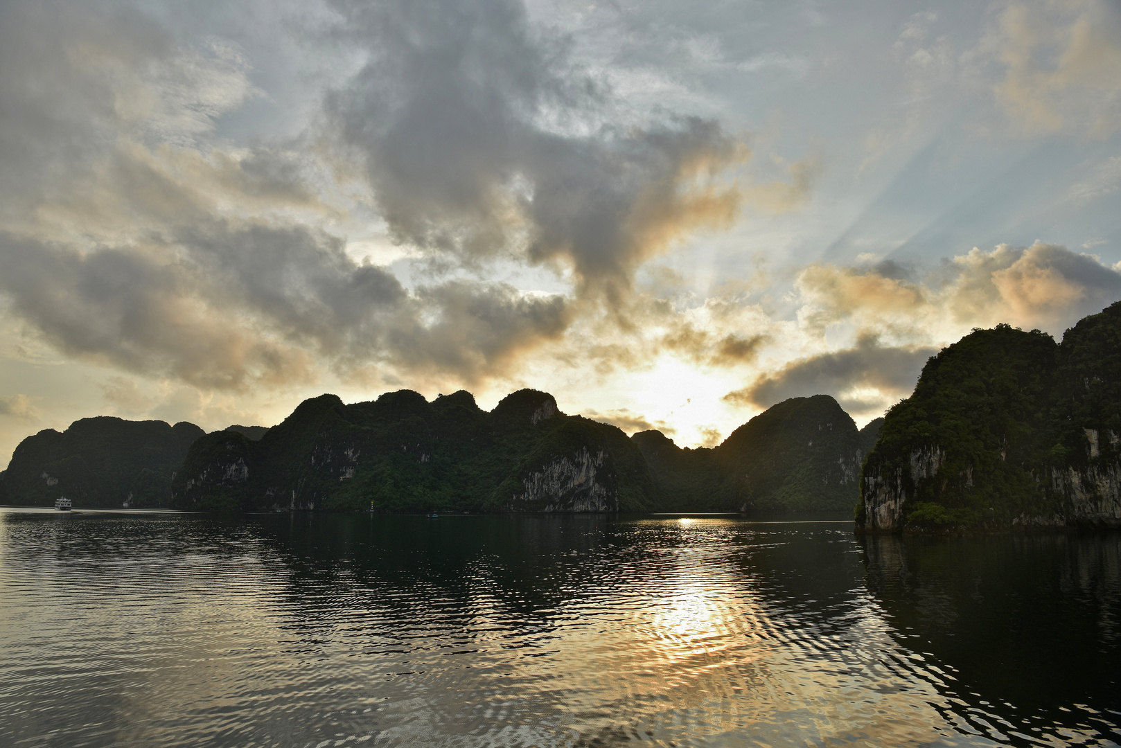 Sonnenaufgang in der Halong Bucht 04