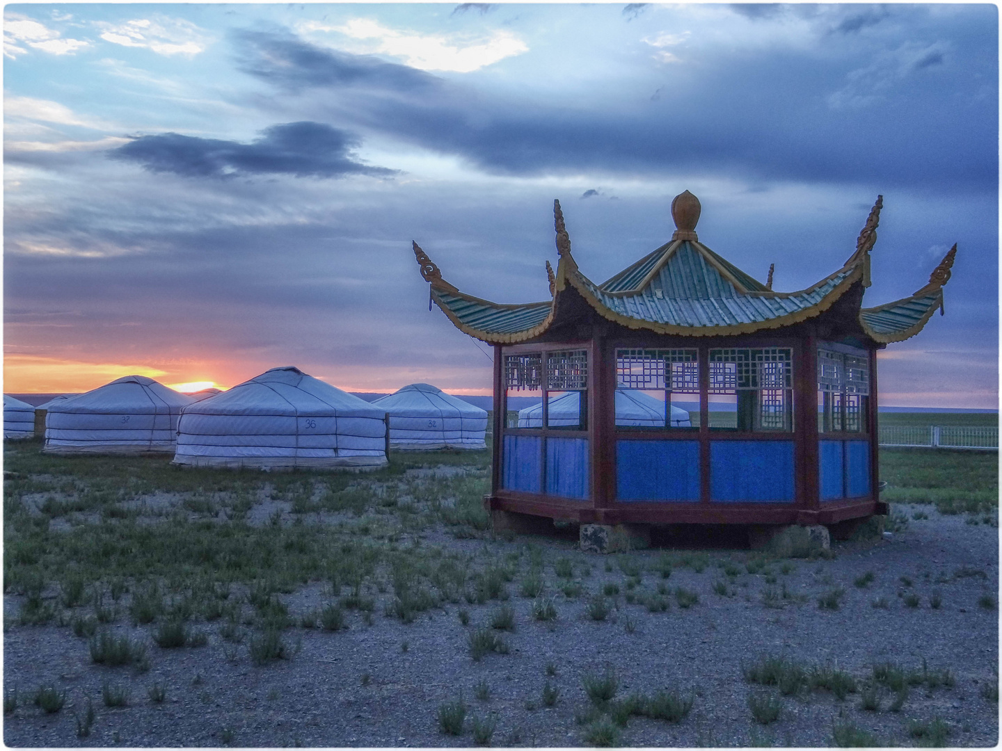 Sonnenaufgang in der mongolischen Steppe 