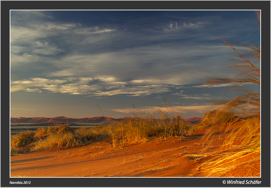 Sonnenaufgang in der Namib bei Sossusvlei