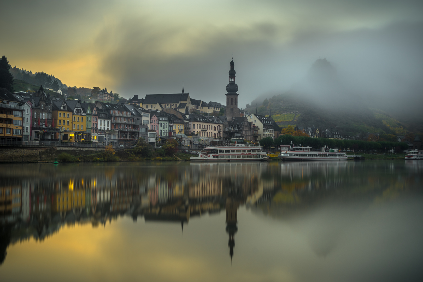 Sonnenaufgang in der Stadt mit Nebel