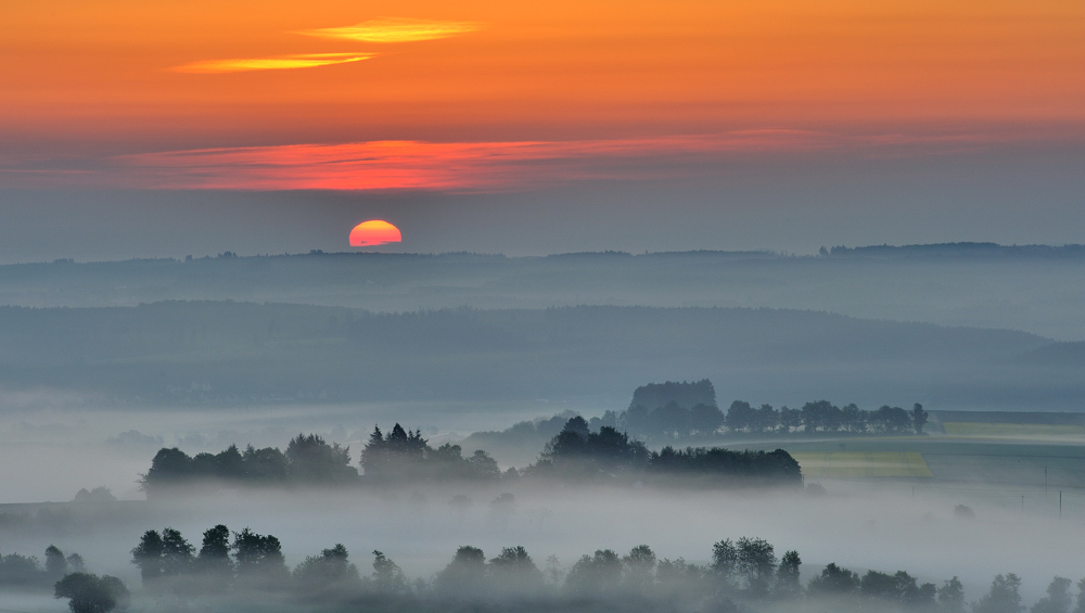 *Sonnenaufgang in der Vulkaneifel*