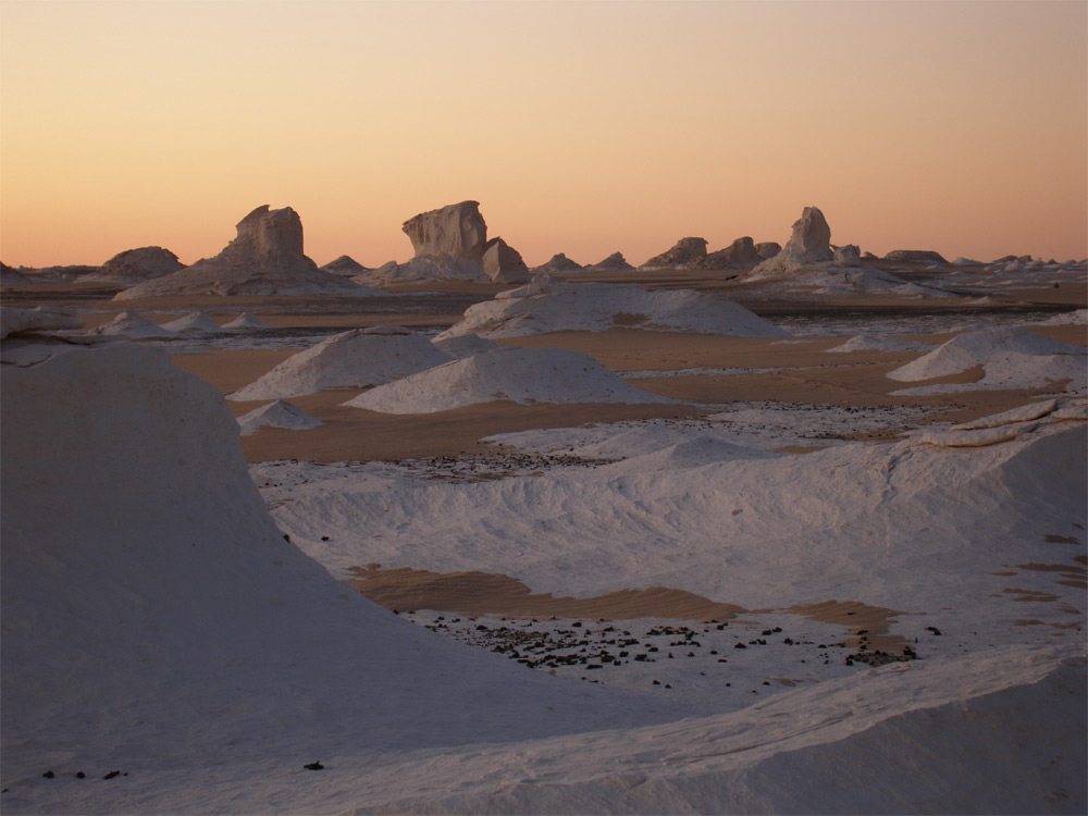 Sonnenaufgang in der Weißen Wüste Ägyptens