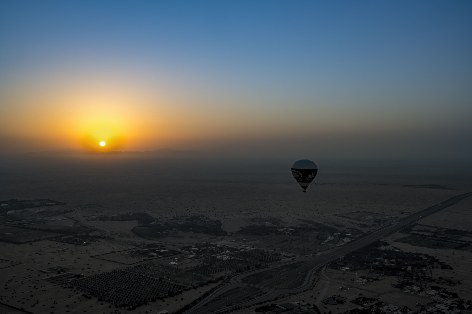 Sonnenaufgang in der Wüste im Ballon