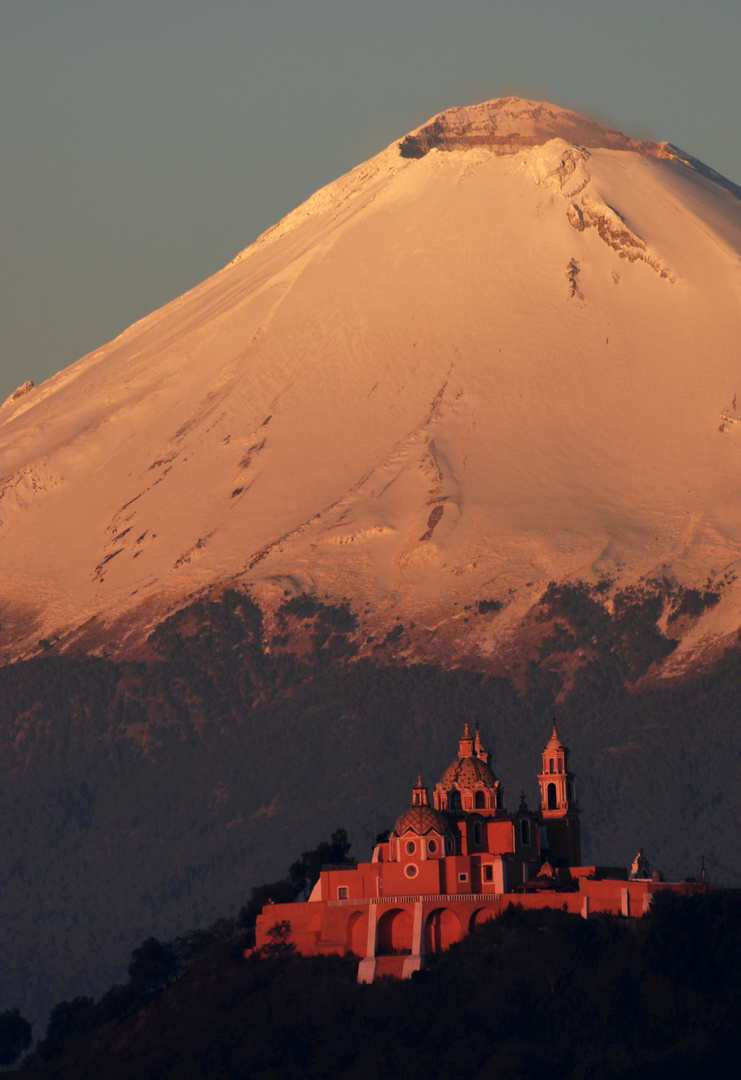 Sonnenaufgang in Mexiko: Die Kirche Santa Maria de los Remedios am Fusse des Popocatépetl (5.286m)